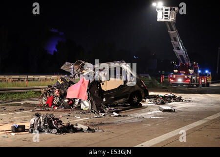 Dresden, Deutschland. 19. Juli 2014. Das Wrack eines Trainers liegt an der Straße nach einem schweren Busunglück auf der Autobahn A4 in der Neustadt Bezirk Dresden, Deutschland, 19. Juli 2014 verstreut. Laut der örtlichen Polizei war Coach aus Polen gegen einen Trainer aus der Ukraine in den frühen Morgenstunden um ca. 02:00 am 19. Juli abgestürzt. Neun Menschen starben in der Unfall- und mehr als 40 Passagiere anhaltende schwere Verletzungen, an lokale Krankenhäuser in der näheren Umgebung teilgenommen. Foto: ROLAND HALKASCH/Dpa/Alamy Live News Stockfoto