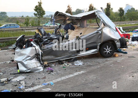 Dresden, Deutschland. 19. Juli 2014. Das Wrack eines Trainers liegt an der Straße nach einem schweren Busunglück auf der Autobahn A4 in der Neustadt Bezirk Dresden, Deutschland, 19. Juli 2014 verstreut. Laut der örtlichen Polizei war Coach aus Polen gegen einen Trainer aus der Ukraine in den frühen Morgenstunden um ca. 02:00 am 19. Juli abgestürzt. Neun Menschen starben in der Unfall- und mehr als 40 Passagiere anhaltende schwere Verletzungen, an lokale Krankenhäuser in der näheren Umgebung teilgenommen. Foto: ROLAND HALKASCH/Dpa/Alamy Live News Stockfoto