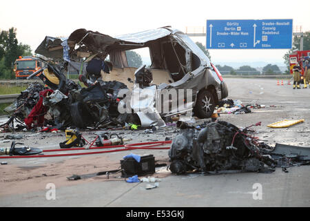 Dresden, Deutschland. 19. Juli 2014. Das Wrack eines Trainers liegt an der Straße nach einem schweren Busunglück auf der Autobahn A4 in der Neustadt Bezirk Dresden, Deutschland, 19. Juli 2014 verstreut. Laut der örtlichen Polizei war Coach aus Polen gegen einen Trainer aus der Ukraine in den frühen Morgenstunden um ca. 02:00 am 19. Juli abgestürzt. Neun Menschen starben in der Unfall- und mehr als 40 Passagiere anhaltende schwere Verletzungen, an lokale Krankenhäuser in der näheren Umgebung teilgenommen. Foto: ROLAND HALKASCH/Dpa/Alamy Live News Stockfoto