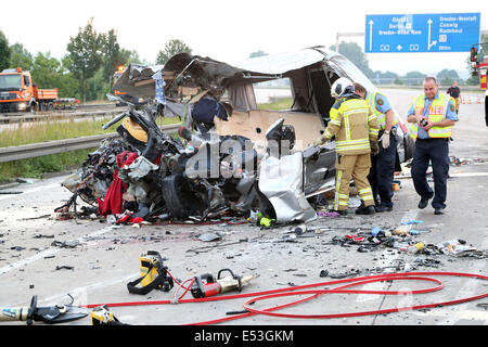 Dresden, Deutschland. 19. Juli 2014. Rettungs- und Einsatzkräfte sichern Sie die Website von einem schweren Busunglück auf der Autobahn A4 in der Neustadt Bezirk Dresden, Deutschland, 19. Juli 2014. Laut der örtlichen Polizei war Coach aus Polen gegen einen Trainer aus der Ukraine in den frühen Morgenstunden um ca. 02:00 am 19. Juli abgestürzt. Neun Menschen starben in der Unfall- und mehr als 40 Passagiere anhaltende schwere Verletzungen, an lokale Krankenhäuser in der näheren Umgebung teilgenommen. Foto: ROLAND HALKASCH/Dpa/Alamy Live News Stockfoto