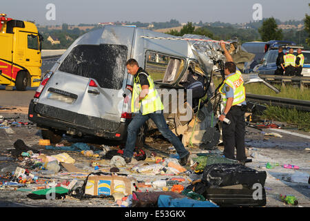 Dresden, Deutschland. 19. Juli 2014. Rettungs- und Einsatzkräfte sichern Sie die Website von einem schweren Busunglück auf der Autobahn A4 in der Neustadt Bezirk Dresden, Deutschland, 19. Juli 2014. Laut der örtlichen Polizei war Coach aus Polen gegen einen Trainer aus der Ukraine in den frühen Morgenstunden um ca. 02:00 am 19. Juli abgestürzt. Neun Menschen starben in der Unfall- und mehr als 40 Passagiere anhaltende schwere Verletzungen, an lokale Krankenhäuser in der näheren Umgebung teilgenommen. Foto: ROLAND HALKASCH/Dpa/Alamy Live News Stockfoto