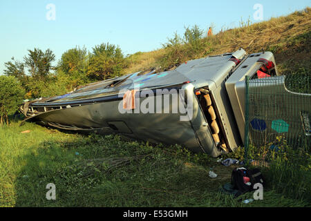 Dresden, Deutschland. 19. Juli 2014. Ein beschädigte Trainer liegt auf der Seite an einem Hang in der Nähe der Autobahn A4 in der Neustadt Bezirk Dresden, Deutschland, 19. Juli 2014. Laut der örtlichen Polizei war Coach aus Polen gegen einen Trainer aus der Ukraine in den frühen Morgenstunden um ca. 02:00 am 19. Juli abgestürzt. Neun Menschen starben in der Unfall- und mehr als 40 Passagiere anhaltende schwere Verletzungen, an lokale Krankenhäuser in der näheren Umgebung teilgenommen. Foto: ROLAND HALKASCH/Dpa/Alamy Live News Stockfoto