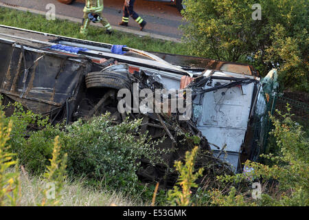 Dresden, Deutschland. 19. Juli 2014. Ein beschädigte Trainer liegt auf der Seite an einem Hang in der Nähe der Autobahn A4 in der Neustadt Bezirk Dresden, Deutschland, 19. Juli 2014. Laut der örtlichen Polizei war Coach aus Polen gegen einen Trainer aus der Ukraine in den frühen Morgenstunden um ca. 02:00 am 19. Juli abgestürzt. Neun Menschen starben in der Unfall- und mehr als 40 Passagiere anhaltende schwere Verletzungen, an lokale Krankenhäuser in der näheren Umgebung teilgenommen. Foto: ROLAND HALKASCH/Dpa/Alamy Live News Stockfoto