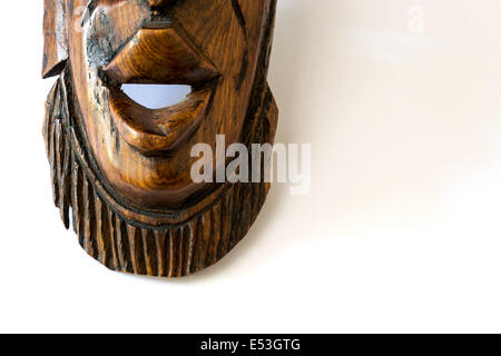 Afrikanische Holzmaske auf einem weißen Papier Stockfoto