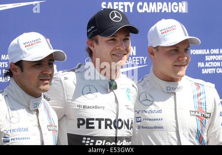 Hockenheim, Deutschland. 19. Juli 2014. Sieger des Qualifyings, deutscher Formel-1-Rennfahrer Nico Rosberg (C) vom Team Mercedes, steht zwischen dem Zweitplatzierten Valtteri Bottas (R, Williams, Finnland) und Drittplatzierten Felipe Massa (L, Williams, Brasilien) nach dem Zeittraining an der Rennstrecke Hockenheimring in Hockenheim, Deutschland, 19. Juli 2014. Die Formel 1 Grand Prix von Deutschland statt findet am 20. Juli 2014 auf dem Hockenheimring. Foto: DPA/BERND WEISSBROD/Alamy Live-Nachrichten Stockfoto