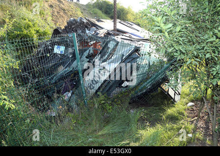 Dresden, Deutschland. 19. Juli 2014. Ein beschädigte Trainer liegt auf der Seite an einem Hang in der Nähe der Autobahn A4 in der Neustadt Bezirk Dresden, Deutschland, 19. Juli 2014. Laut der örtlichen Polizei war Coach aus Polen gegen einen Trainer aus der Ukraine in den frühen Morgenstunden um ca. 02:00 am 19. Juli abgestürzt. Neun Menschen starben in der Unfall- und mehr als 40 Passagiere anhaltende schwere Verletzungen, an lokale Krankenhäuser in der näheren Umgebung teilgenommen. Foto: ROLAND HALKASCH/Dpa/Alamy Live News Stockfoto