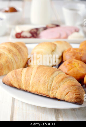 Frisch gebackene französische Croissants. Selektiven Fokus auf den vorderen croissant Stockfoto