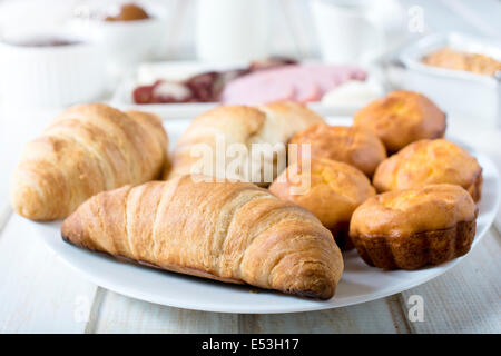 Frisch gebackene golden Croissants und Proja Gebäck auf dem Teller Stockfoto