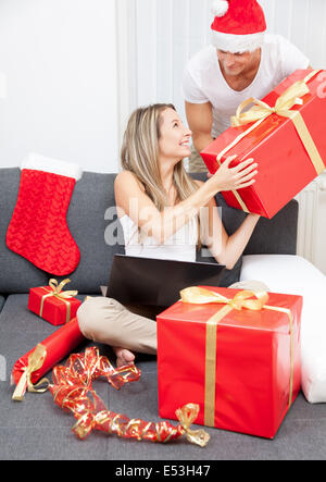 Glückliches Paar Austausch von Geschenken Stockfoto