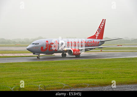 Manchester Airport in Regen und Nebel Ankünfte und Abflüge Stockfoto