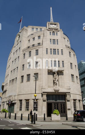 LONDON, ENGLAND, 18. Mai 2014: BBC Sitz, Broadcasting House, London.  TV-Moderatorin Andrew Neil vorbeigehen. Stockfoto