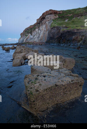 Blick auf den Klippen am südlichen Ende des gegen Bay, Whitby, North Yorkshire, UK Stockfoto