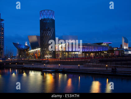 Salford Quays, Imperial War Museum North und der Lowry Centre in Manchester, England in der Abenddämmerung. Stockfoto