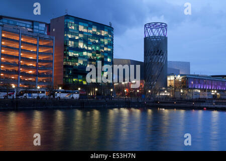 Salford Quays und das Imperial War Museum North in Manchester, UK. Stockfoto