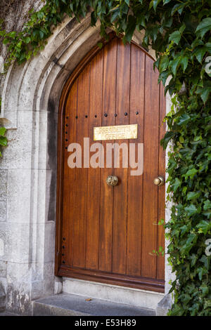 Tür für das Amt des Präsidenten im Viereck im University College Cork, Irland. Stockfoto