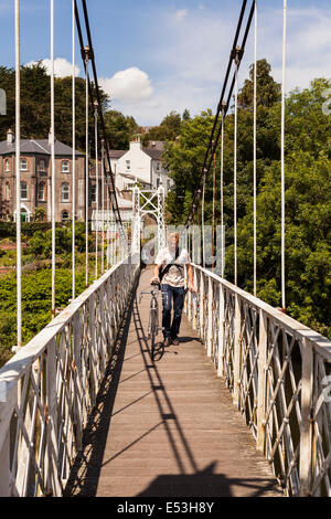 Radfahrer, schob sein Fahrrad auf der Shakey Brücke über den Fluss Lee zwischen Fitzgeralds Park und sonntags auch in Cork City, Irland Stockfoto