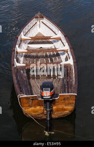 Kleine hölzerne Boot mit Außenbordmotor vertäut in Kinsale, County Cork, Irland. Stockfoto