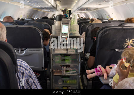 Aer Lingus-Kabine mit Servicewagen auf einem Airbus 320. Stockfoto