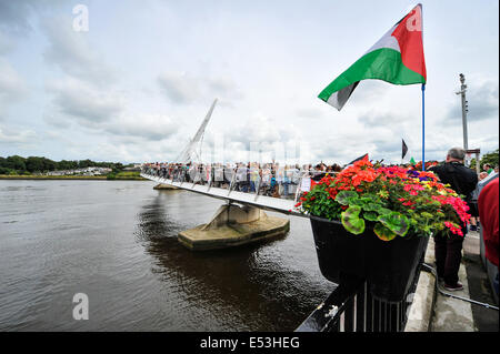 Derry, Londonderry, Nordirland, Vereinigtes Königreich - 19. Juli 2014. Gaza Solidarität Protest an der Friedensbrücke. Hunderte von Menschen bilden eine Menschenkette über die Peace Bridge als Teil einer weltweiten Zeichen der Solidarität mit dem palästinensischen Volk des Gaza-Streifens. Die Veranstaltung, auf der Friedensbrücke wurde von Derry Anti Krieg Koalition (DAWC) organisiert. Bildnachweis: George Sweeney / Alamy Live News Stockfoto