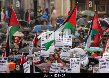 Buchanan Street, Glasgow, Schottland. 19. Juli 2014. Hunderte tritt aus Protest zu beenden Militäraktion im Gaza durch Israel. Paul Stewart / Alamy News Stockfoto