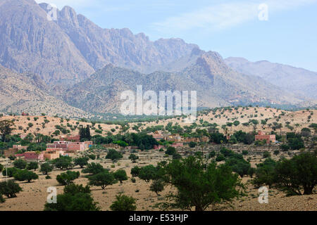 Tafraoute, berühmt für die Herstellung von Pantoffeln, Körbe, Kleidung, Schmuck Stände, umliegenden Berglandschaft, untere Atlasgebirge, Marokko Stockfoto