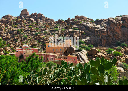 Tafraoute, berühmt für die Herstellung von Pantoffeln, Körbe, Kleidung, Schmuck Stände, umliegenden Berglandschaft, untere Atlasgebirge, Marokko Stockfoto