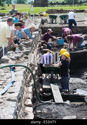 Besucher sehen Freiwilligen Aushub auf die Website unter Vindolanda römische Fort Northumberland England UK Stockfoto