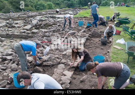 Freiwillige, die Ausgrabungen die Reste an Vindolanda römische Fort Northumberland England UK Stockfoto