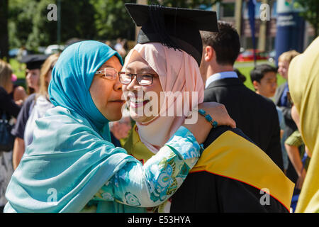 Weiblicher Studierender ist an einen Universitätsabschluss, Keele University, UK gratulierte. Stockfoto