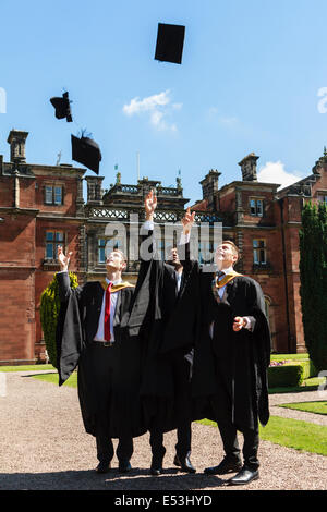 Studenten feiern Abschluss in traditioneller Weise durch das Mörtel Bretter in die Luft werfen. Stockfoto