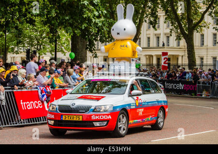 Sponsoren Fahrzeuge vorausgehen die Ankunft der Fahrer in die dritte Etappe der Tour De France 2014 in London, Großbritannien Stockfoto