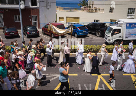 Teppiche aus farbigen Salz auf die Route, die die religiöse Prozession folgen wird, um das Fest Fronleichnam zu feiern Stockfoto