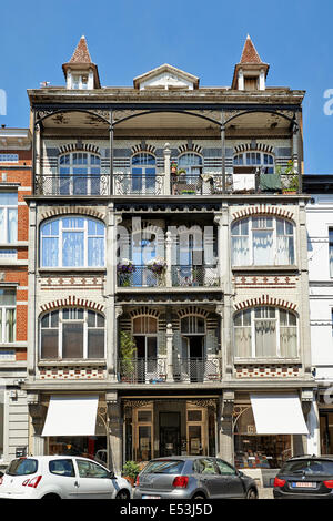 die alte Straße mit den malerischen Häusern, verziert mit Skulpturen aus Holz und ungewöhnlichen Balkonen Stockfoto