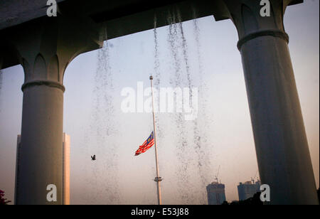 Kuala Lumpur, Malaysia. 19. Juli 2014. Malaysische nationale Flagge weht auf Halbmast in die in Dataran Merdeka in Kuala Lumpur. Luft-Malaysia Flug MH17 von Amsterdam nach Kuala Lumpur reisen an der Ukraine/Russland-Grenze in der Nähe der Stadt Shaktersk abgestürzt ist. Die Boeing 777 trug 280 Passagiere und 15 Mannschaften. Bildnachweis: Pazifische Presse/Alamy Live-Nachrichten Stockfoto