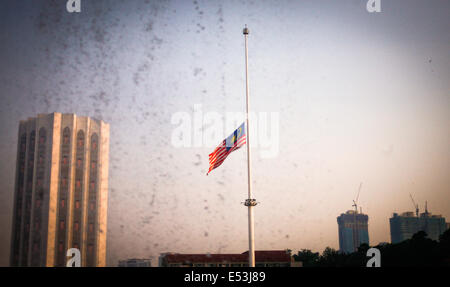 Kuala Lumpur, Malaysia. 19. Juli 2014. Malaysische nationale Flagge weht auf Halbmast in die in Dataran Merdeka in Kuala Lumpur. Luft-Malaysia Flug MH17 von Amsterdam nach Kuala Lumpur reisen an der Ukraine/Russland-Grenze in der Nähe der Stadt Shaktersk abgestürzt ist. Die Boeing 777 trug 280 Passagiere und 15 Mannschaften. Bildnachweis: Pazifische Presse/Alamy Live-Nachrichten Stockfoto