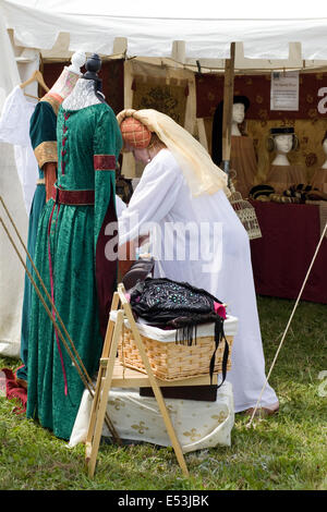 Lady in mittelalterlichen Kleidung auf einem Marktstand Stockfoto