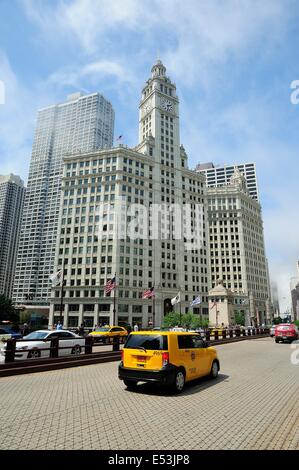 Taxi, über die Du Sable-Brücke über den Chicago River. Stockfoto