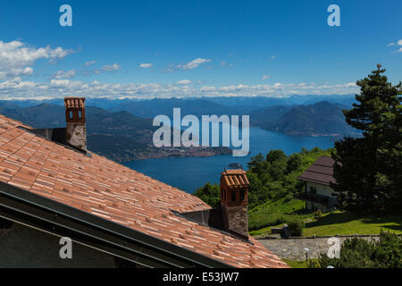 Ein Blick auf den Lago Maggiore und die Stadt Verbania vom Gipfel des Mottarone Stresa Italien. Stockfoto