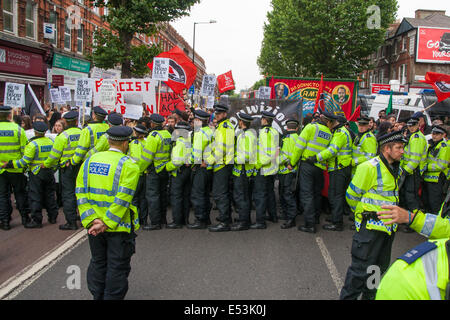 Cricklewood, London, 19. Juli 2014. Große Anzahl von Polizei waren erforderlich, um die Resultate von antifaschistischen KostenzählerProtestierendern Separate aus 13 "South East Allianz" ganz rechts Anti-Islamisten demonstrieren in der Nähe des Londoner Büros der ägyptischen Muslimbruderschaft, Kredit zu halten: Paul Davey/Alamy Live News Stockfoto