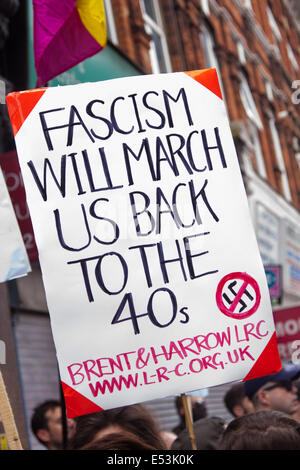 Cricklewood, London, 19. Juli 2014. Eine antifaschistische Zähler-Demonstrant Plakat liefert eine deutliche Warnung, wie Anti-islamistischen Aktivisten aus der "South East Allianz" außerhalb des Cricklewood Büros der ägyptischen Muslimbruderschaft zu demonstrieren. Bildnachweis: Paul Davey/Alamy Live-Nachrichten Stockfoto