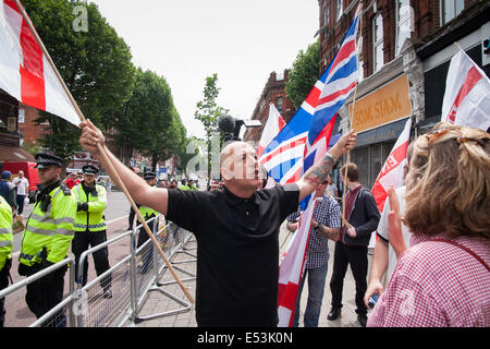 Cricklewood, London, 19. Juli 2014. Einer der 13 Demonstranten aus der rechten "South East Allianz" Gesten bei Resultate von Antifaschisten Conter protestieren ihre Anti-Islamisten Demonstration außerhalb des Londoner Büros der ägyptischen Muslimbruderschaft. Bildnachweis: Paul Davey/Alamy Live-Nachrichten Stockfoto