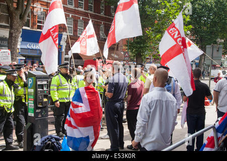 Cricklewood, London, 19. Juli 2014. Eine Handvoll Demonstranten aus der Anti-islamistischen "South East Allianz" protestieren vor dem Londoner Büro des ägyptischen Muslimbruderschaft, große Anzahl von Polizei aufbewahren und gegen protestierende Antifaschisten zu trennen. Bildnachweis: Paul Davey/Alamy Live-Nachrichten Stockfoto