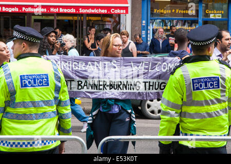 Cricklewood, London, 19. Juli 2014. Eine Frau, die protestieren gegen der Demonstration durch die Anti-Islamisten "South East Allianz" zeigt ihre einwanderungsfreundliche Banner. Bildnachweis: Paul Davey/Alamy Live-Nachrichten Stockfoto