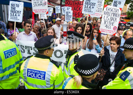 Cricklewood, London, 19. Juli 2014. Antifaschisten sind von der Polizei in Schach gehalten, da sie stark 13 Anti-Islamisten aus "South East Allianz" zahlenmäßig überlegen, wie sie außerhalb des Londoner Büros der ägyptischen Muslimbruderschaft zu demonstrieren. Bildnachweis: Paul Davey/Alamy Live-Nachrichten Stockfoto