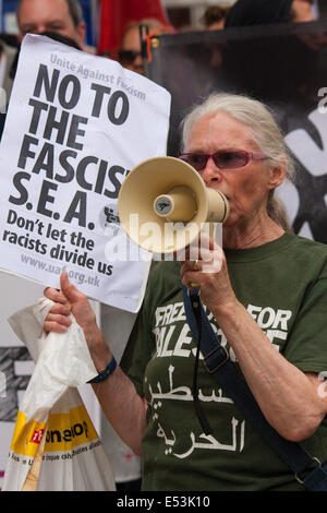 Cricklewood, London, 19. Juli 2014. Eine der über 100 KostenzählerProtestierendern setzt ein Megaphon zu verbreiten ihre antifaschistische Botschaft als 13 ganz rechts Anti-Islamisten aus "South East Allianz", außerhalb des Büros der ägyptischen Muslimbruderschaft zu demonstrieren. Bildnachweis: Paul Davey/Alamy Live-Nachrichten Stockfoto