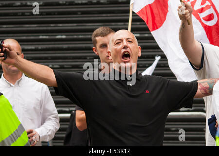 Cricklewood, London, 19. Juli 2014. Einer der dreizehn Anti-Islamisten aus der rechtsextremen "South East Allianz" handelt es sich um Beleidigungen mit den Punktzahlen der antifaschistischen KostenzählerProtestierendern außerhalb des Londoner Büros der ägyptischen Muslimbruderschaft. Bildnachweis: Paul Davey/Alamy Live-Nachrichten Stockfoto