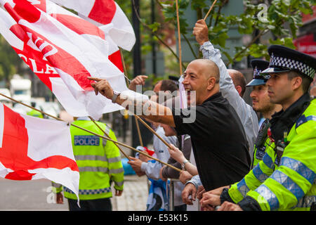 Cricklewood, London, 19. Juli 2014. Einer der dreizehn Anti-Islamisten aus der rechtsextremen "South East Allianz" handelt es sich um Beleidigungen mit den Punktzahlen der antifaschistischen KostenzählerProtestierendern außerhalb des Londoner Büros der ägyptischen Muslimbruderschaft. Bildnachweis: Paul Davey/Alamy Live-Nachrichten Stockfoto