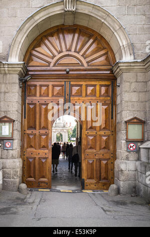 Der Haupteingang zum Trinity College von College Green in Dublin City, Irland. Stockfoto