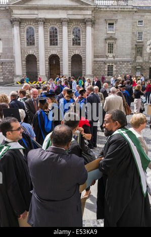 Studenten am Abschlusstag auf dem Hauptplatz in GAP und Kleider erhalten ihre Zertifikate, Trinity College Dublin, Irland Stockfoto
