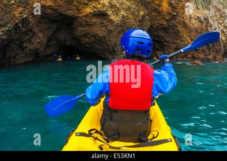Kajakfahren auf der Insel Santa Cruz, Channel Islands Nationalpark, Kalifornien USA Stockfoto